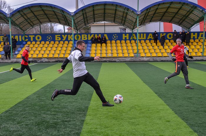 Group of people playing mini football Группа людей играющих в мини-футбол