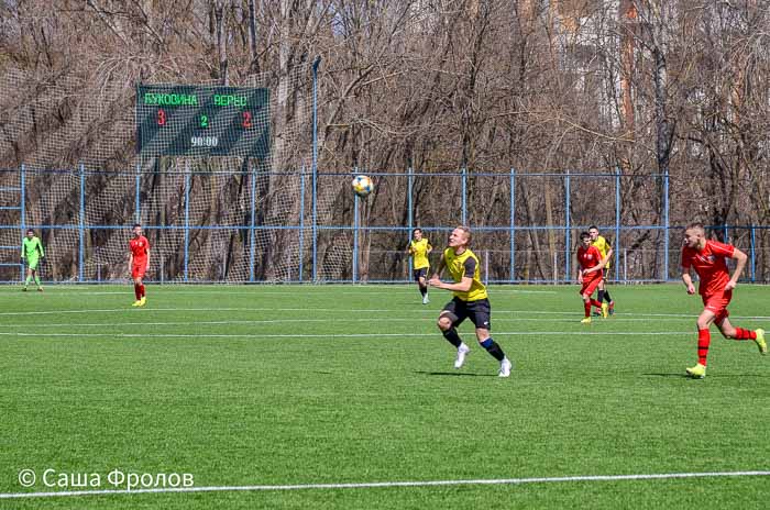 Group of people playing mini football Группа людей играющих в мини-футбол