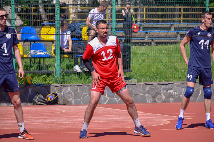 Group of people playing volleyball Группа людей играющих в волейбол