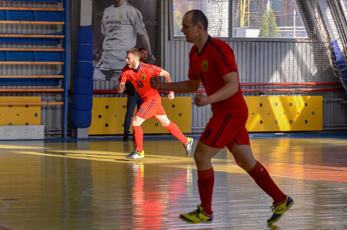 Group of people playing futsal Группа людей играющих в футзал