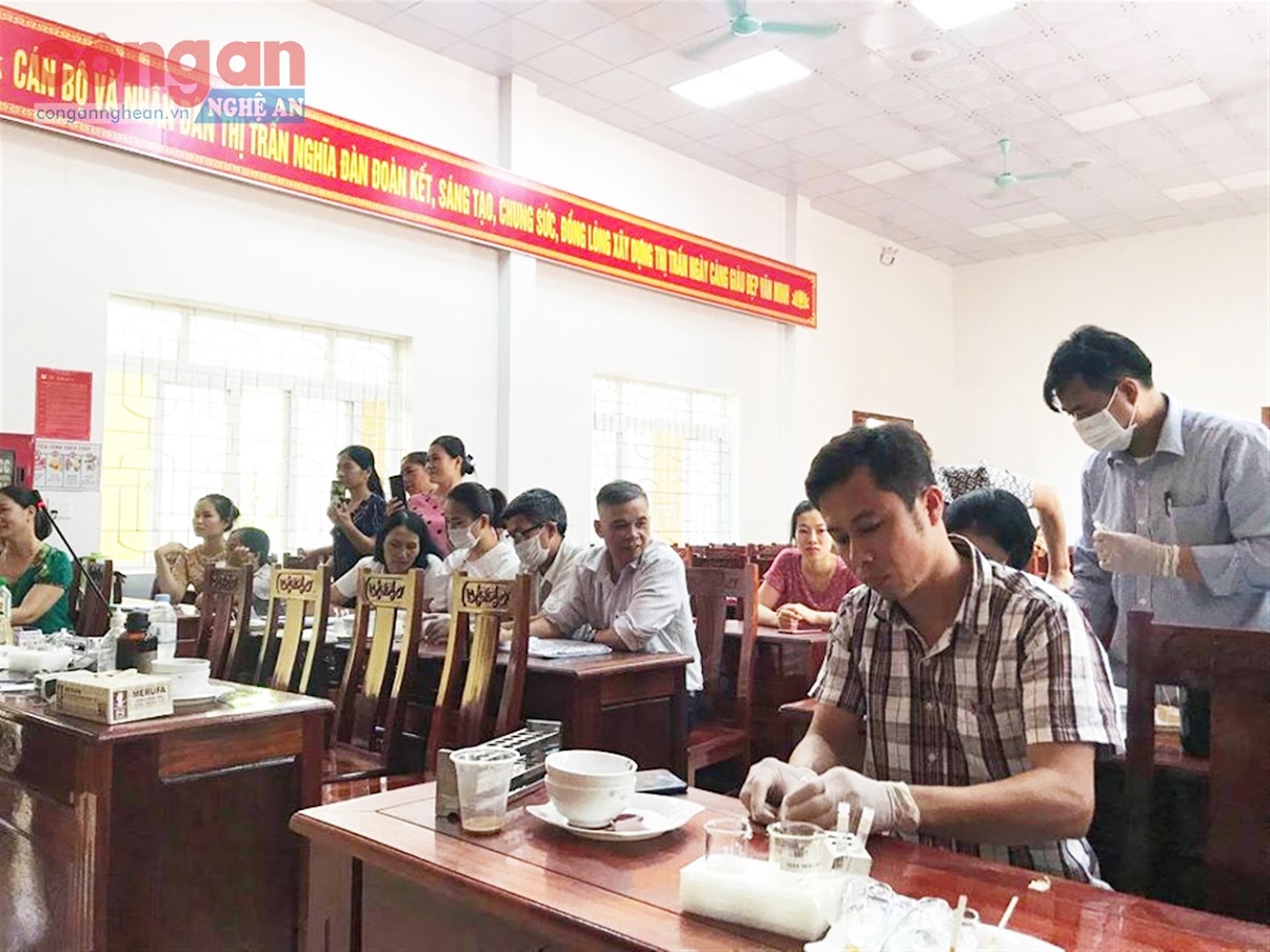 Cán bộ thực hiện giám sát đảm bảo ATTP tại bữa ăn  tập trung đông người thực hành kiểm tra nhanh về ATTP