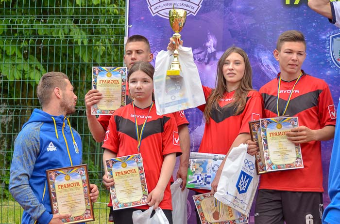 Group of people playing mini football Группа людей играющих в мини-футбол