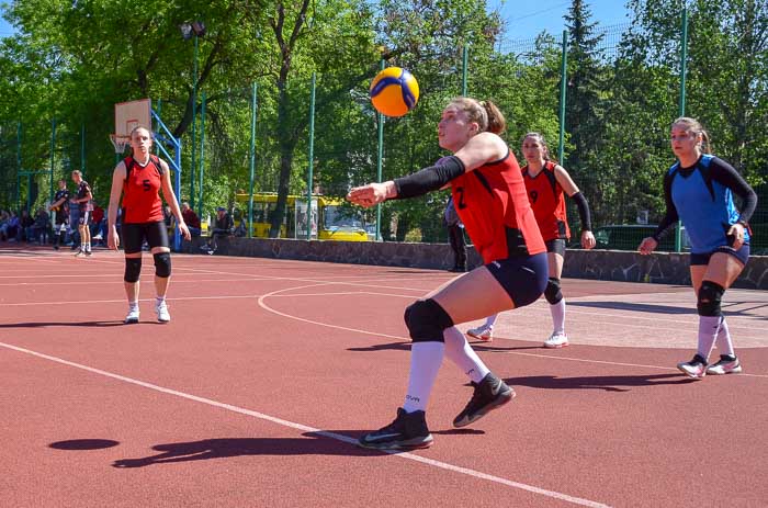 Group of people playing volleyball Группа людей играющих в волейбол