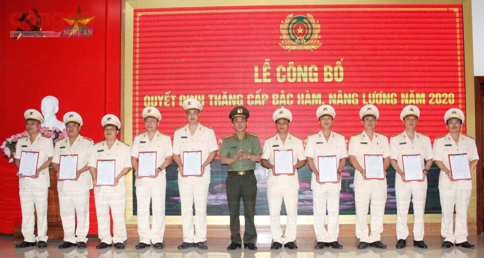 Đại tá Lê Xuân Hoài, Phó Giám đốc Công an tỉnh trao quyết định thăng cấp bậc hàm tại buổi lễ