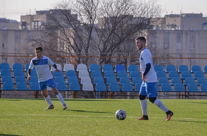 Group of people playing mini football Группа людей играющих в мини-футбол