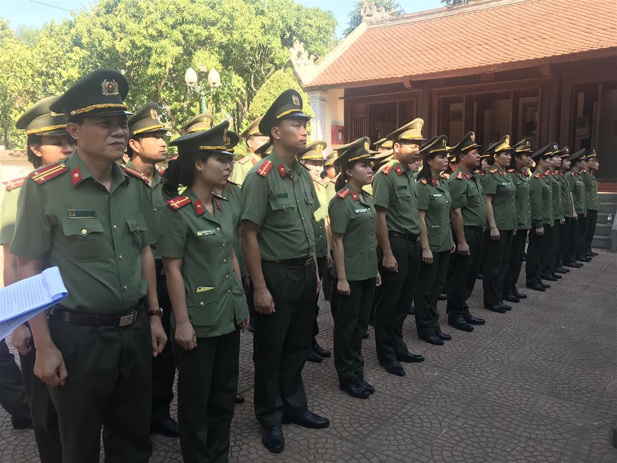 Đoàn Thanh niên, Hội phụ nữ  Khối XDLL Công an 2 tỉnh Nghệ An, Hà Tĩnh dâng hoa, dâng hương tại Nhà tưởng niệm Cố Bộ trưởng Trần Quốc Hoàn, xã Trung Phúc Cường, huyện Nam Đàn.