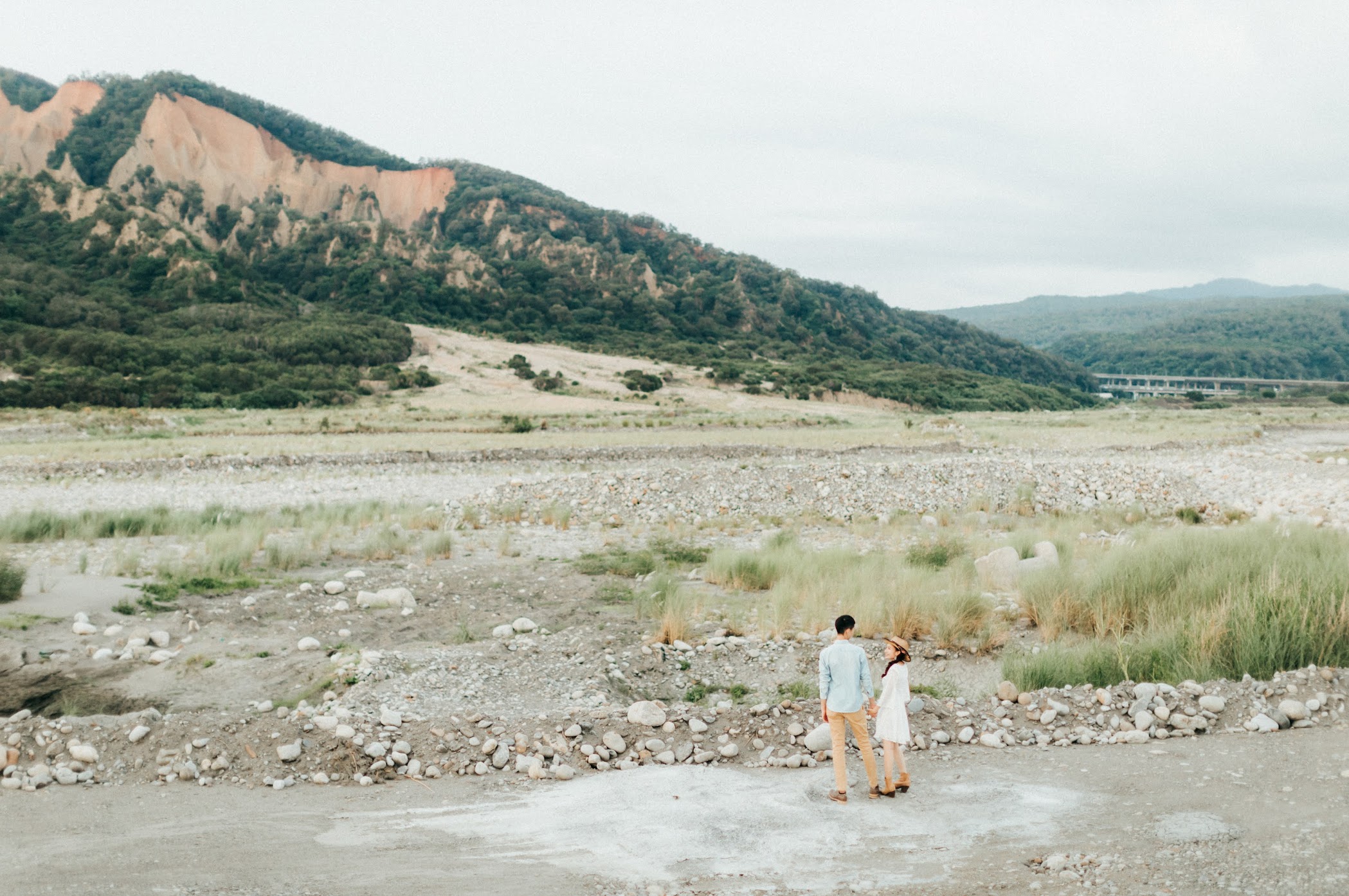 AG美式婚紗 | Zehung + Grace Engagement | fine art美式逐光婚紗 AG美式婚紗 / fine art 婚紗 / 美式婚紗婚禮 / 時裝照 , 去年夏季,我們為Zehung & Grace拍攝了這組 藝術 時裝 婚紗 ,他們走在七期的街頭，而我嘗試拍攝AG鮮少出現的高冷風格，一切相當順利。這是一次非常深刻的 AG 藝術 時裝婚紗 拍攝經驗,午後我們前往遼闊的大峽谷,為他們拍攝AG專屬的 逐光 美式 婚紗。