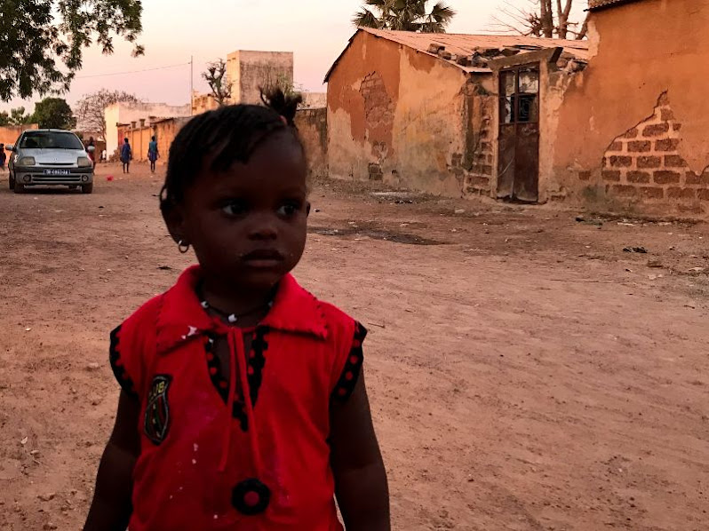μικρό κοριτσάκι στην αφρική