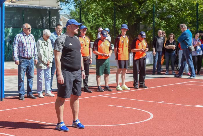 Group of people playing basketball Группа людей играющих в баскетбол