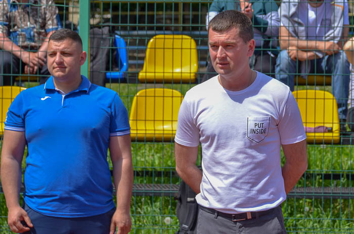 Group of people playing volleyball Группа людей играющих в волейбол