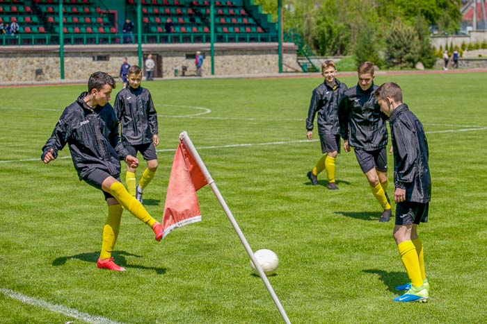 Group of people playing mini football Группа людей играющих в мини-футбол