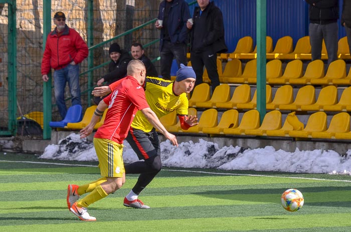 Group of people playing mini football Группа людей играющих в мини-футбол