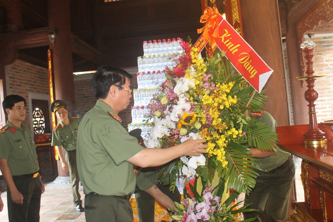 Thượng tướng Bùi Văn Nam, Ủy viên Trung ương Đảng, Thứ trưởng Bộ Công an dâng hương tại Đền Chung Sơn, đền thờ gia tiên Chủ tịch Hồ Chí Minh 