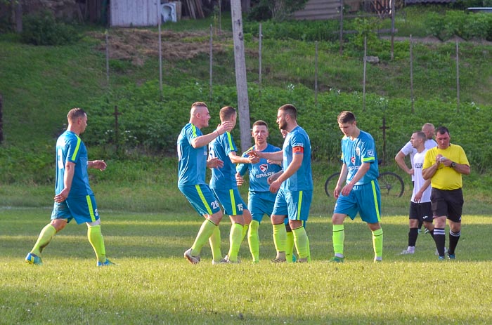 Group of people playing mini football Группа людей играющих в мини-футбол