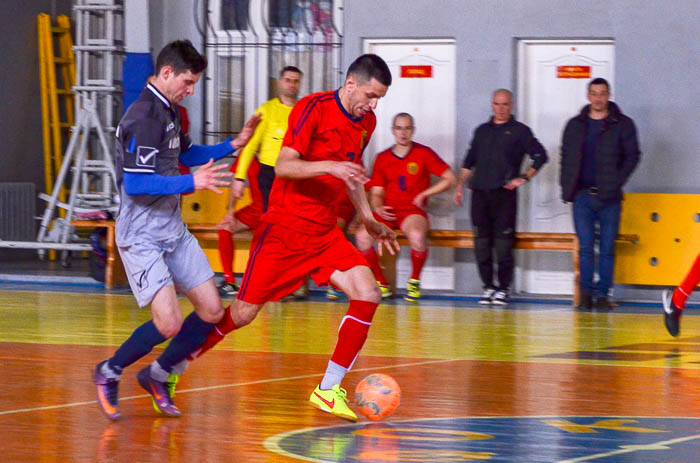 Group of people playing futsal Группа людей играющих в футзал