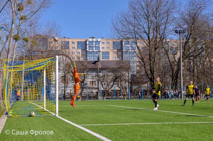 Group of people playing mini football Группа людей играющих в мини-футбол