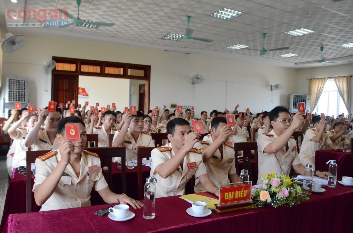 Các đại biểu biểu quyết giới thiệu nhân sự bầu cử Ban chấp hành Đảng bộ Trại Tạm giam, nhiệm kỳ 2020 – 2025