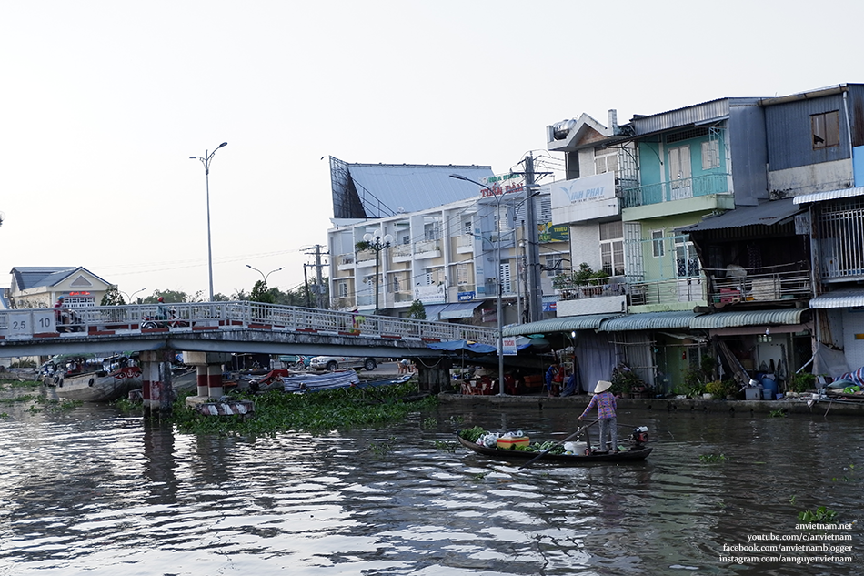 Sớm mai trên chợ nổi Ngã Năm Sóc Trăng