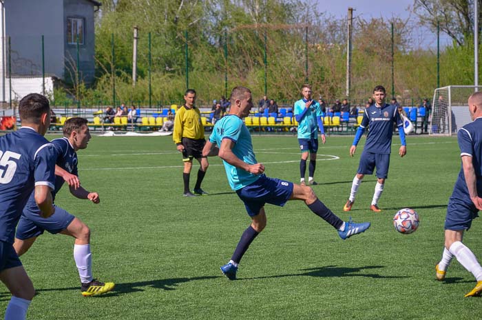 Group of people playing mini football Группа людей играющих в мини-футбол