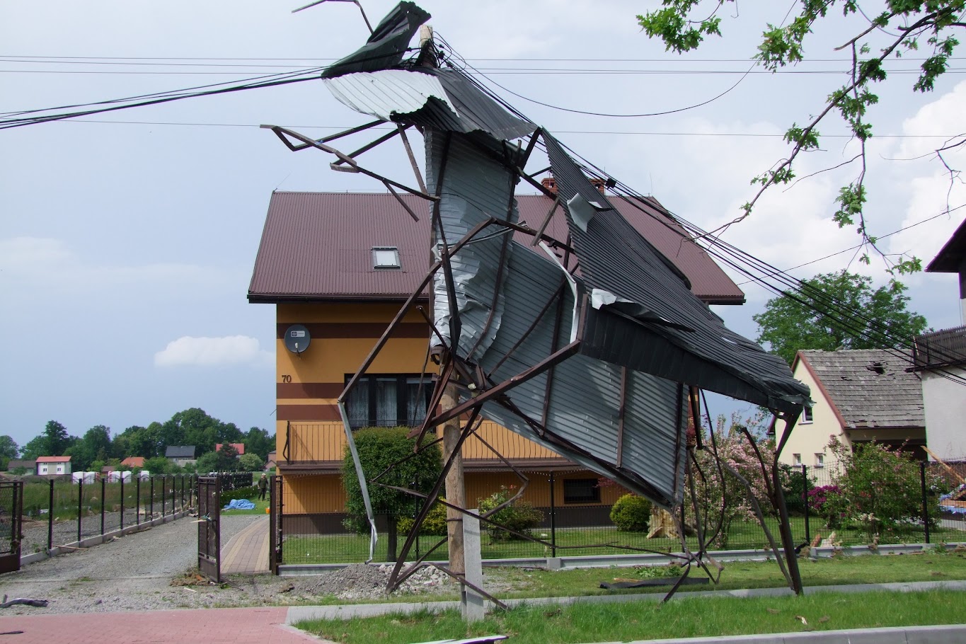 Ураган в польше. Ураган Польша 08.04. Сломанная крыша. Ураган в Польше сегодня.