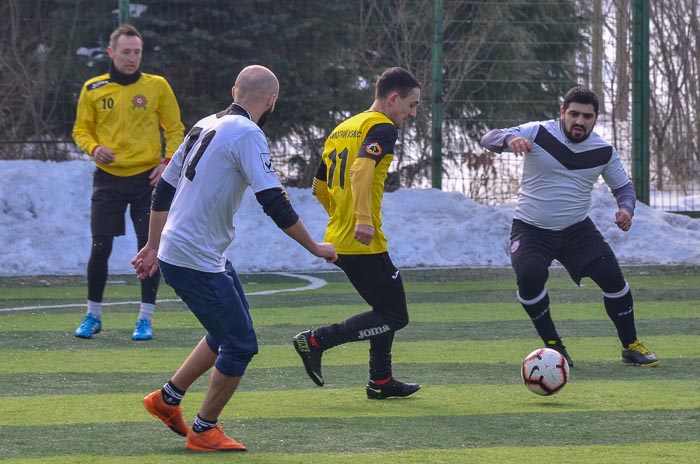 Group of people playing mini football Группа людей играющих в мини-футбол