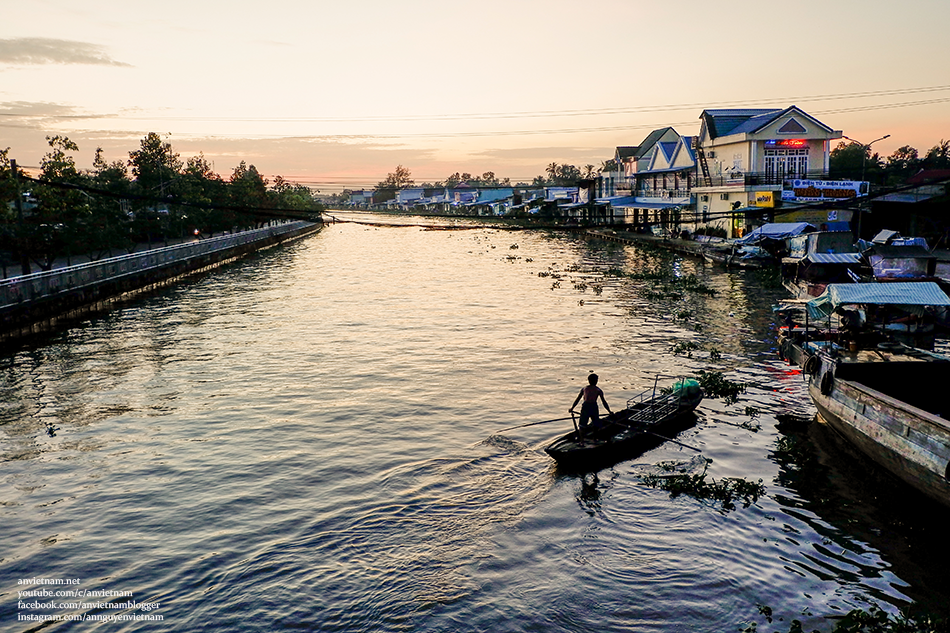 Sớm mai trên chợ nổi Ngã Năm Sóc Trăng