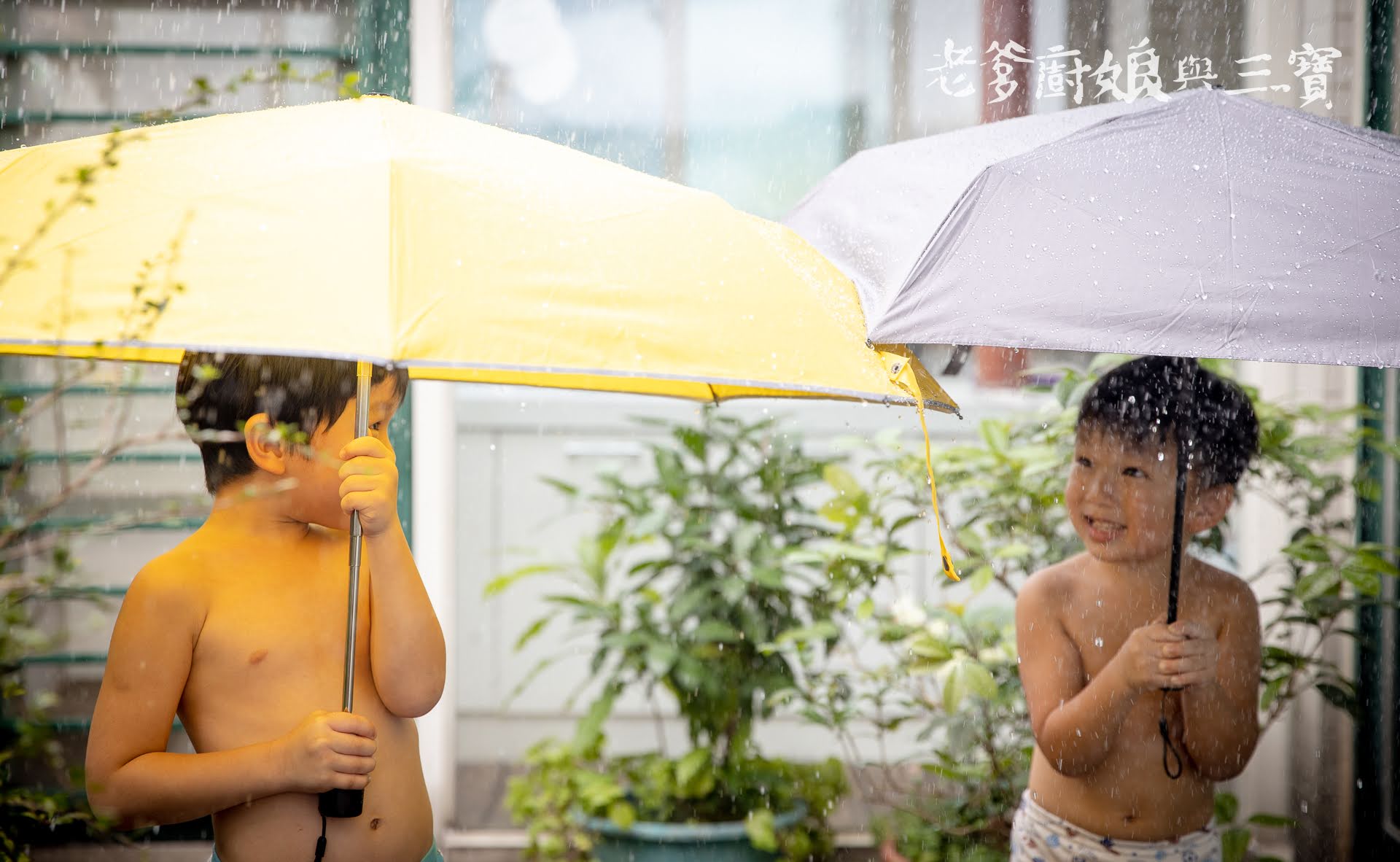 咱倆人的一支小雨傘『Hoswa福思華』，極輕量、一甩即乾雨傘