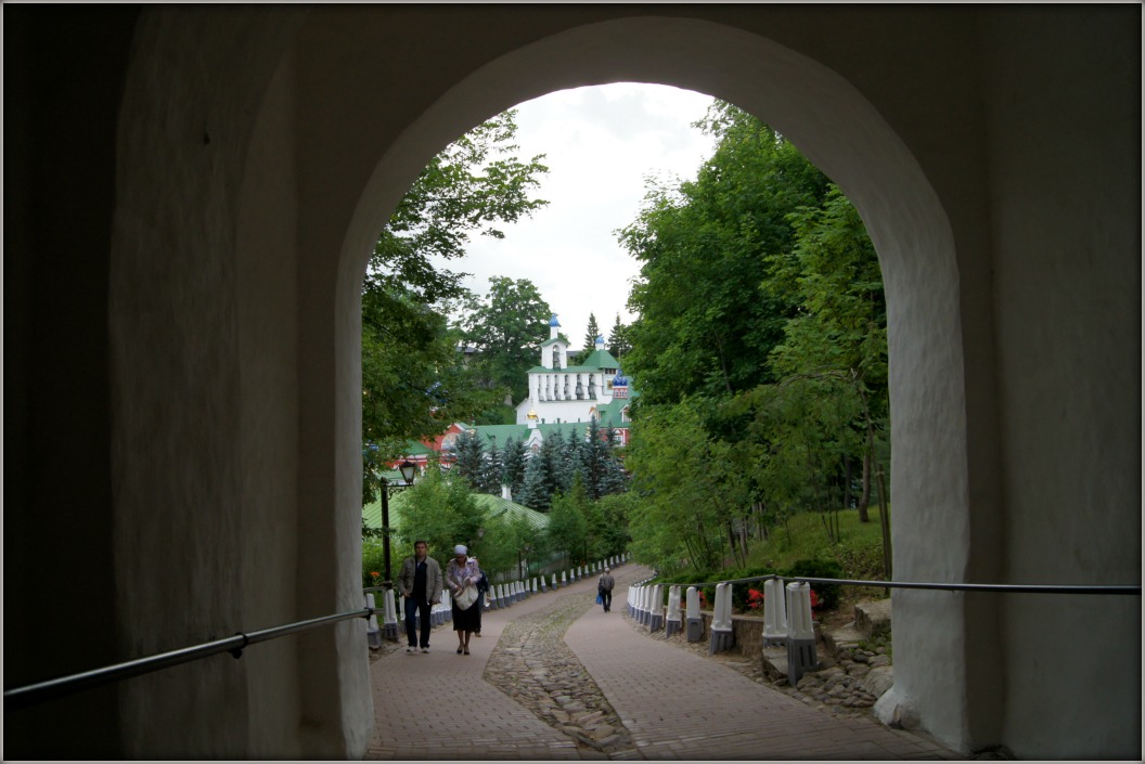 На белые ночи в Петербург (Царское село, Петергоф) через Печоры и Псков. Фотозарисовки из прошлого.