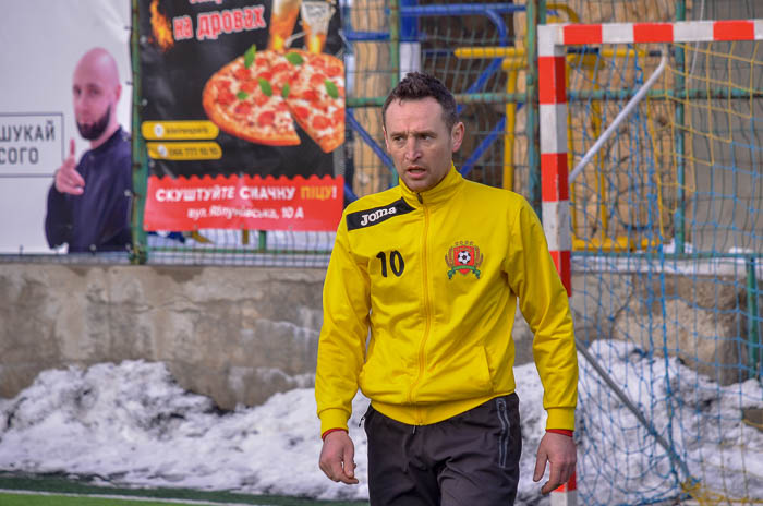 Group of people playing mini football Группа людей играющих в мини-футбол