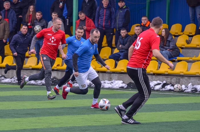 Group of people playing mini football Группа людей играющих в мини-футбол