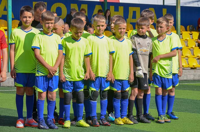 Group of people playing mini football Группа людей играющих в мини-футбол