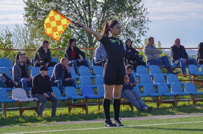 Group of people playing mini football Группа людей играющих в мини-футбол