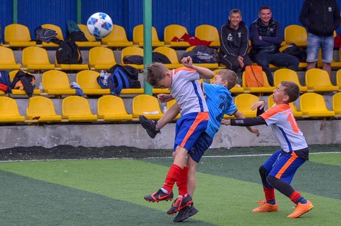 Group of people playing mini football Группа людей играющих в мини-футбол