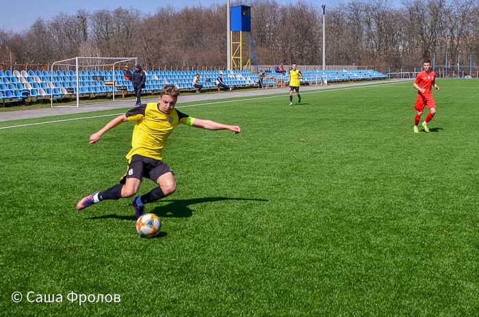 Group of people playing mini football Группа людей играющих в мини-футбол