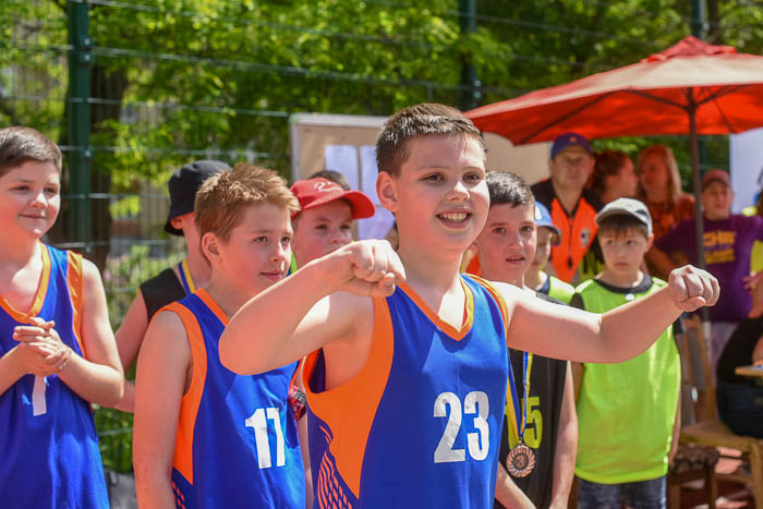 Group of people playing basketball Группа людей играющих в баскетбол