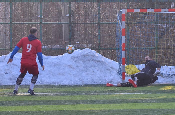 Group of people playing mini football Группа людей играющих в мини-футбол