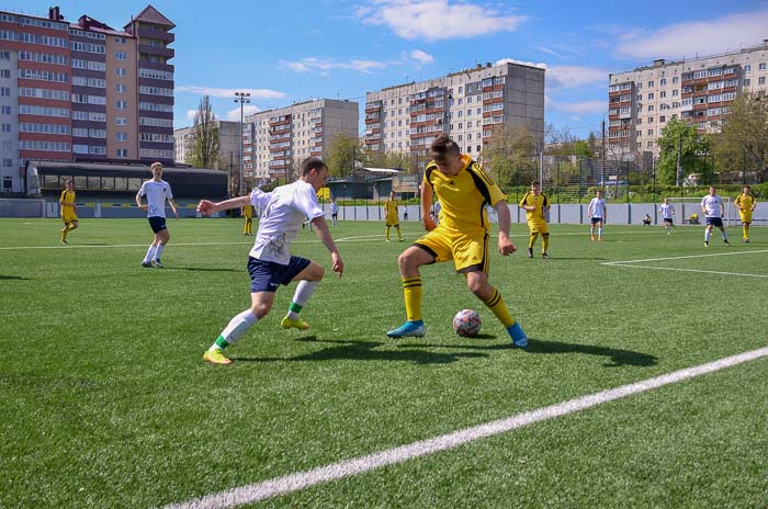 Group of people playing mini football Группа людей играющих в мини-футбол