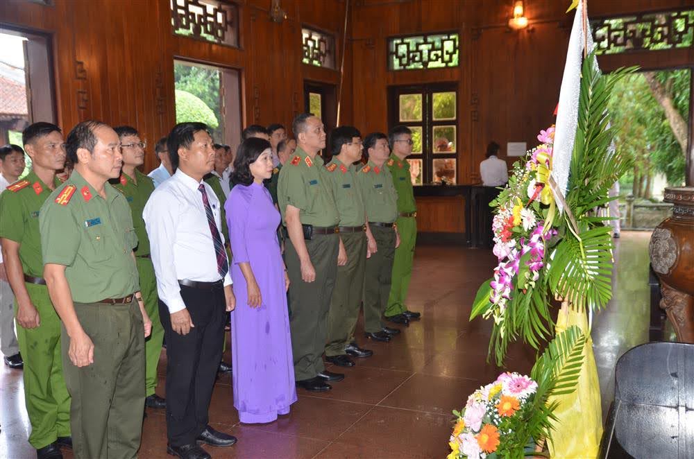 Các đại biểu tham dự hội nghị tưởng niệm chủ tịch Hồ Chí Minh tại Khu di tích Kim Liên
