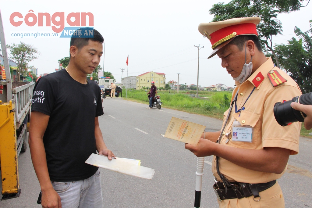 Thời gian qua, Đội CSGT Công an huyện Diễn Châu tăng cường công tác  kiểm tra kết hợp tuyên truyền Luật Giao thông đường bộ đến các lái xe,  qua đó góp phần làm giảm TNGT trên địa bàn