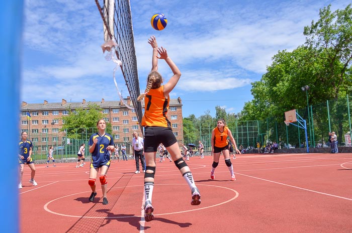 Group of people playing volleyball Группа людей играющих в волейбол