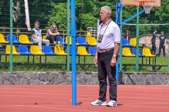 Group of people playing volleyball Группа людей играющих в волейбол