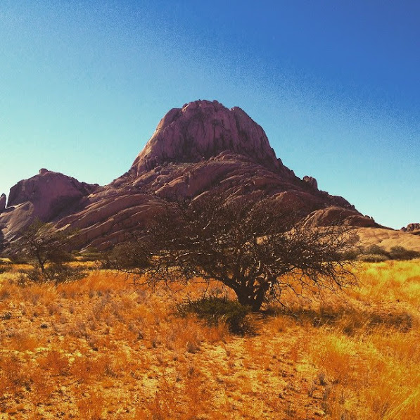 spitzkoppe ναμίμπια Προσεγγίζοντας την βάση του μεγάλου βράχου