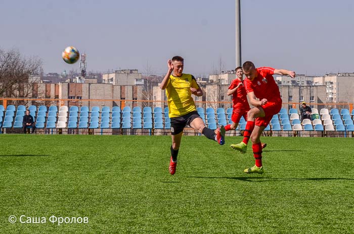 Group of people playing mini football Группа людей играющих в мини-футбол