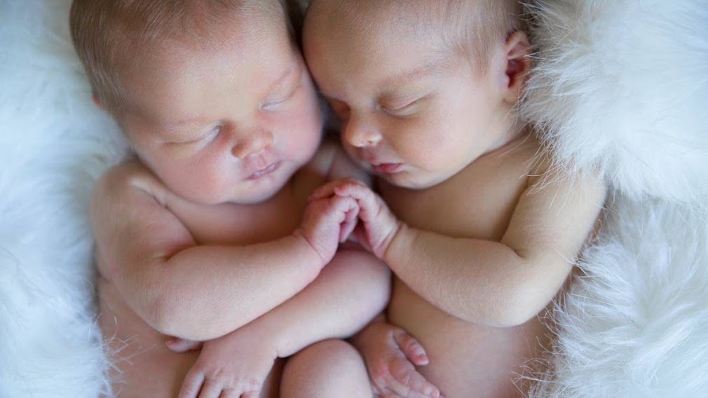 Incredible Moment: Mom Delivers Her Own Twins During C-Section