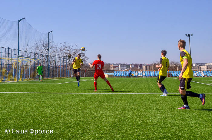 Group of people playing mini football Группа людей играющих в мини-футбол