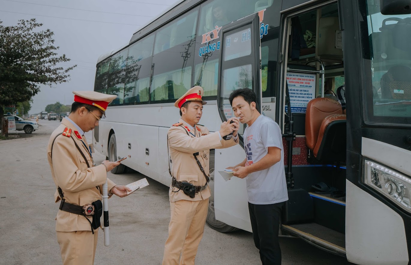 Lực lượng CSGT Công an tỉnh Nghệ An kiểm tra, xử lý người tham gia giao thông vi phạm về trật tự ATGT đường bộ.