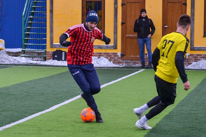 Group of people playing mini football Группа людей играющих в мини-футбол