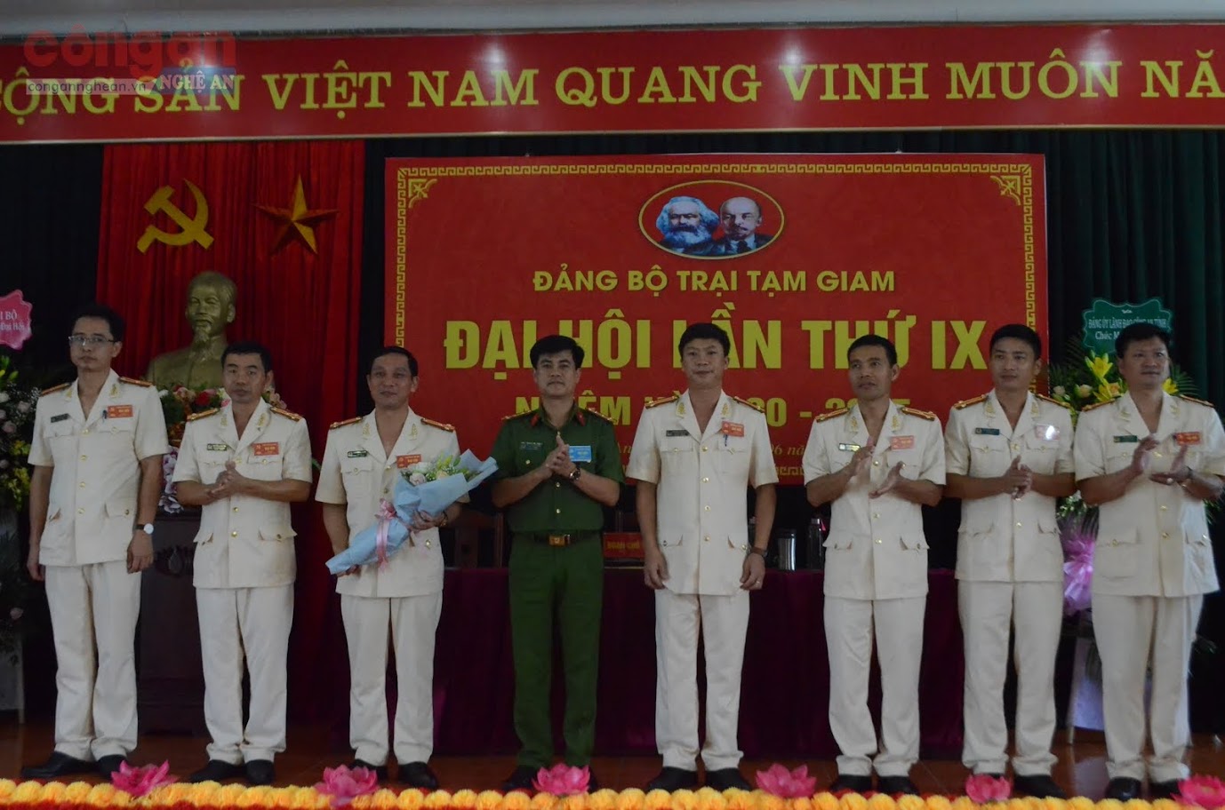  Đồng chí Đại tá Nguyễn Đức Hải, Uỷ viên Ban Thường vụ Đảng uỷ, Phó Giám đốc Công an tỉnh tặng hoa chúc mừng Ban chấp hành Đảng bộ Trại Tạm giam, nhiệm kỳ 2020 - 2025