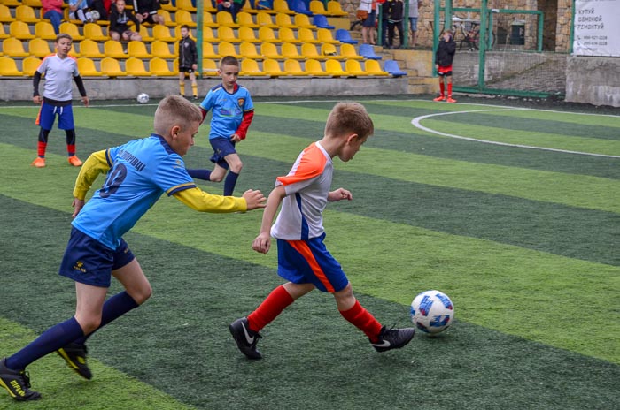 Group of people playing mini football Группа людей играющих в мини-футбол