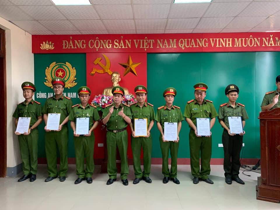 Thượng tá Cao Văn Tám, Bí thư Đảng ủy, Trưởng Công an huyện trao Quyết định cho các đồng chí được điều động. 